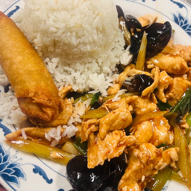 5. Chicken with Garlic Sauce (Lunch Special).